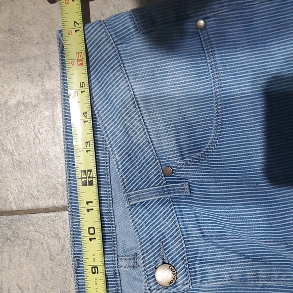 MAX JEANS- MID RISE CAPRI'S - Picture 5 of 6